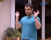 Adrilles foi criticado, em outro momento, ao fazer comentários homofóbicos sobre o ator, Tiago Abravanel, que é homossexual assumido e está no BBB22. “Vão me chamar de homofóbico, mas dane-se. O Tiago tá muito gay. Ele não era tão gay assim”, comentou 