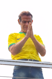 Mário Gomes chora e reza ao ver a polícia em sua mansão