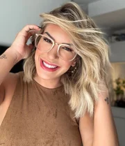 Ela é ex-dançarina do Domingão