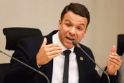 Professor Israel Batista teve duas diárias em São Paulo bancadas pela cota. Assessoria do parlamentar explicou que o deputado participou de um seminário internacional de educação