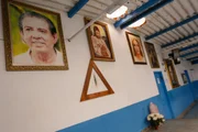 Imagens de João de Deus continuam nas paredes de centro espírita de Abadiânia (GO)