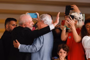 Recém-empossado, o presidente Luiz Inácio Lula da Silva cumprimenta apoiadores ao chegar ao Palácio Itamaraty para reunião com chefes de Estado estrangeiros