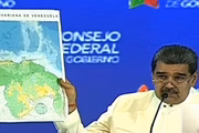 Maduro mostra mapa da Venezuela com indexação de parte da Guiana que será distribuído em escolas