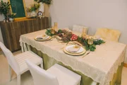 A publicitária decora a mesa de forma festiva para a ceia
