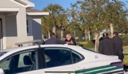 Médico de Bolsonaro chegando à casa de Jair Bolsonaro, nos EUA