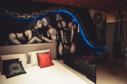 Pinturas na parede retratam as práticas BDSM
