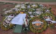 Fãs visitam o túmulo de Marília Mendonça no cemitério Parque Memorial, em Goiânia (GO)