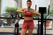 Fabiana Justus posa na academia após treino