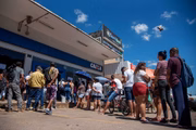 Fila para pagamento do auxílio emergencial
