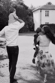 Família Sussex reunida em belíssima foto em preto e branco 
