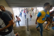 Milhares de pessoas usam o metrô diariamente no DF