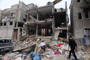 Palestinos inspecionam casa destruída após um ataque aéreo israelense em Rafah, ao sul da Faixa de Gaza
