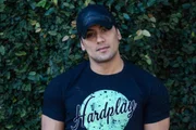 Tiago canta sertanejo