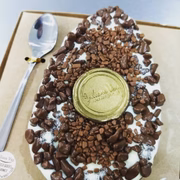 A chef confeiteira também oferece ovos recheados (R$ 74,90)