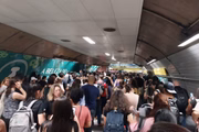 Nas estações de metrô, a chuva causou mais aglomeração de pessoas no horário de pico