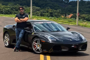 Matheus Dressler, influenciador de corridas de carros de luxo
