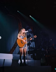 Ela é cantora