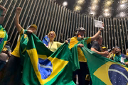 Manifestantes bolsonarista enfrentam a polícia, invadem e destroem o Congresso Nacional 