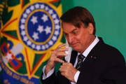 O presidente Jair Bolsonaro tira a máscara para discursar