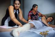 Em casa, ela recebe o apoio da família para seguir com o tratamento e progredir na retomada dos movimentos e da força das pernas