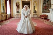 Na premiada série The Crown, a história da família real britânica é contada desde o início do reinado de Elizabeth II até os dias atuais. A rainha é interpretada por diferentes atrizes a depender do ano retratado. A série, que tem uma legião fãs em diferentes países, pode ser assistida na Netflix Na premiada série The Crown, a história da família real britânica é contada desde o início do reinado de Elizabeth II até os dias atuais. A rainha é interpretada por diferentes atrizes a depender do ano retratado. A série, que tem uma legião fãs em diferentes países, pode ser assistida na Netflix