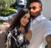 Gabriel Jesus e esposa, Raiane Lima posam juntos para as redes sociais