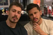 Recentemente, Carlinhos Maia revelou crise no relacionamento com o marido Lucas. Ele, inclusive, foi flagrado ao lado de amigos em uma festa sem utilizar aliança. Segundo o jornalista Leo Dias, o abalo no casamento aconteceu devido à mudança de Lucas para São Paulo, onde foi estudar teatro