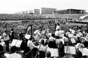 Promulgação da Constituição Federal de 1988. Na foto, em 1º de Fevereiro de 1987, com a Constituinte instalada, o povo lota a Esplanada dos Ministérios.