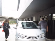 Camila Moura saindo de motel com homem