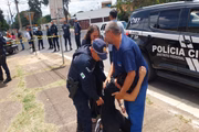 Filho mais novo da motorista chegou ao local do crime em estado de choque