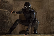 <b>A Terra ficou pequena(?)</b>. Não, Longe de Casa se passa na Europa mesmo. Mas o filme apresenta indícios de que o futuro do MCU se expanda para o espaço, não apenas novas dimensões. Uma das cenas pós-créditos deixa isso bem claro. Em termos práticos, o Homem-Aranha deve comandar os Vingadores ao lado de Pantera Negra (Chadwick Boseman) e Capitã Marvel (Brie Larson). O rei de Wakanda possui tecnologia à beça. Carol Danvers passou um tempo ausente antes de ganhar aventura solo em 2019. Mas seu desempenho, digamos, mais discreto do que o esperado em Ultimato dá a entender de que o MCU está "guardando" a super-heroína para futuros voos. Isso sem falar nos Guardiões da Galáxia e suas destemidas missões universo afora