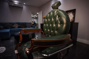 Poltronas no estilo vintage da barbearia foram trazidas para o espaço feminino do empreendimento. Móveis são um espetáculo à parte 