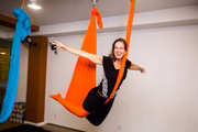 Treinando acrobacias circenses, ela faz diversas poses