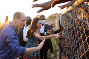 Príncipe William e Kate Middleton cumprimentando locais em visita à Jamaica