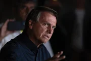 Candidato à reeleição vai ao segundo turno com o ex-presidente Lula