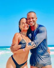 Thiaguinho publicou uma foto com Carol Peixinho e assumiu o relacionamento com a ex-BBB. Ela foi prestigiar o show do amado no CarnaRildy 