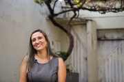 Ela conta que a dor nunca passa, mas deixa de controlar a vida da família do dependente, quando se entende que a culpa não é sua