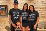 Cantor Felipe Araújo acompanhado pela ex-mulher Carol Marchezi, a mãe Neusania Nascimento e o filho Miguel