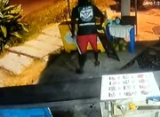 Em seguida, ele solta o objeto e uma vassoura 