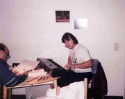 DJ Raffa com o primeiro teclado, estudando música ao lalo do pai, em Manheim, na Alemanha, também em 1988