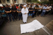 Cerimônia em homenagem aos palestinos que foram mortos em ataques aéreos israelenses na Faixa de Gaza
