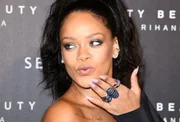Durante a adolescência, Rihanna foi “descoberta” pelo produtor musical Evan Rogers, que, em 2005, a levou para os Estados Unidos. Tempos depois, a cantora assinou o primeiro contrato e, em seguida, lançou o álbum Music of The Sun, que vendeu mais de dois milhões de cópias no mundo 