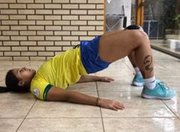 Diana Santos, do futsal feminino, demonstra como executar a elevação de quadril com bola