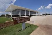 Também eleito por voto Majoritário, o (a) presidente da República acumula as funções de chefe de Estado, chefe do Poder Executivo Federal e das Forças Armadas. No âmbito interno, tem o dever de apresentar plano de governo com programas prioritários, propostas de orçamento, projetos de lei de diretrizes orçamentárias e manter a integridade e a independência do país
