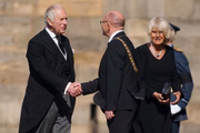 O primogênito da monarca, falecida, aos 96 anos, na última quinta-feira (8/9), está na companhia da mulher e nova rainha consorte do Reino Unido, Camilla Parker Bowles 