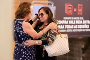 Uma admiradora conversou com a atriz em um shopping recentemente