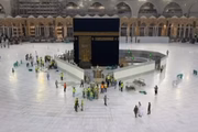 Vídeos divulgados nas redes sociais mostraram o pátio do local mais sagrado do Islã em Meca, na Arábia Saudita, praticamente deserto