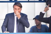 Bolsonaro subiu em um trio elétrico para cumprimentar os pouco apoiadores que acompanharam sua filiação do lado de fora do prédio