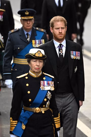 O duque de Sussex atrás da tia, a princesa Anne