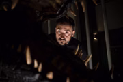 <b>A direção de J.A. Bayona: narrativa menos aventuresca e mais conspirativa</b>. Na direção, sai Colin Trevorrow, que segue como roteirista ao lado de Derek Connolly, e entra o espanhol J.A. Bayona. Quem espera a mesma dose de aventura de Jurassic World pode se decepcionar um pouco. Apesar de ter cenas movimentadas durante a erupção vulcânica, o filme logo assume um tom mais especulativo, focado em disputas pelos dinossauros e debates éticos: devemos manter os animais vivos e correr riscos com eles à solta ou deixá-los à mercê de uma nova extinção?